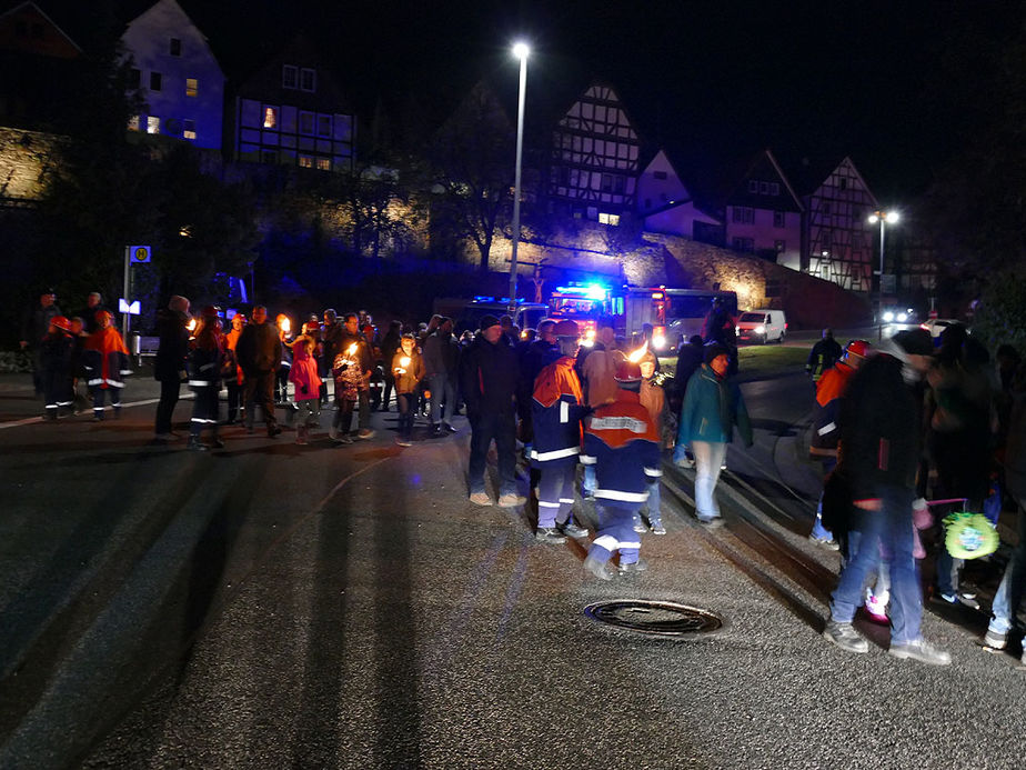 Sankt Martin Laternenumzug durch die Stadt (Foto: Karl-Franz Thiede)